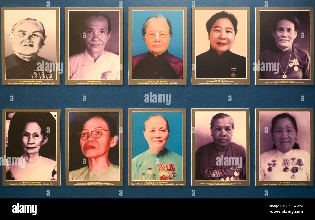 Porträts von vietnamesischen Frauen, die als revolutionäre Helden gelten, werden im an Giang Provincial Museum in Long Xuyen, Vietnam, ausgestellt. Die Porträts Stockfoto