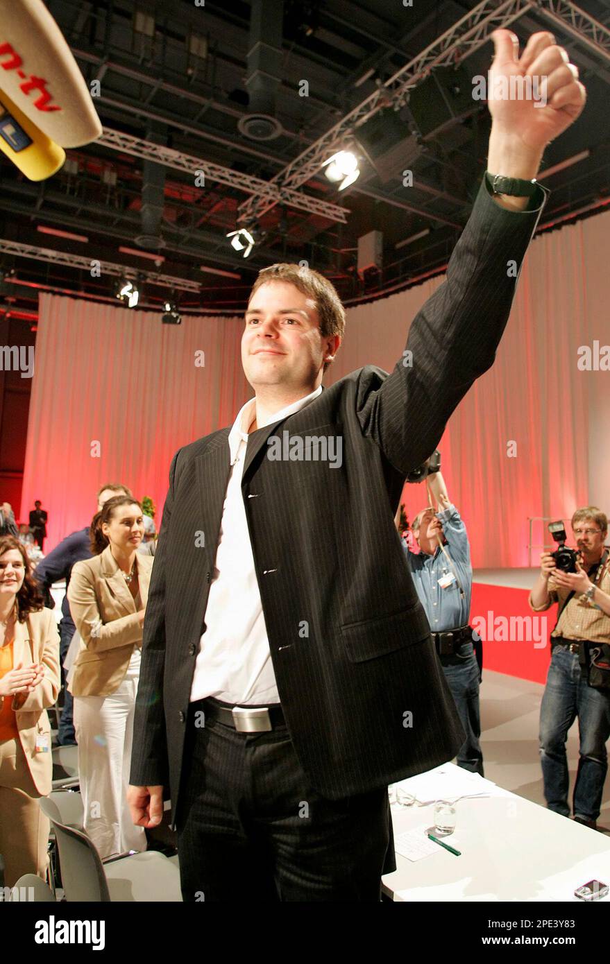 Der JusoVorsitzende Bjoern Boehning bedankt sich fuer seine Wiederwahl