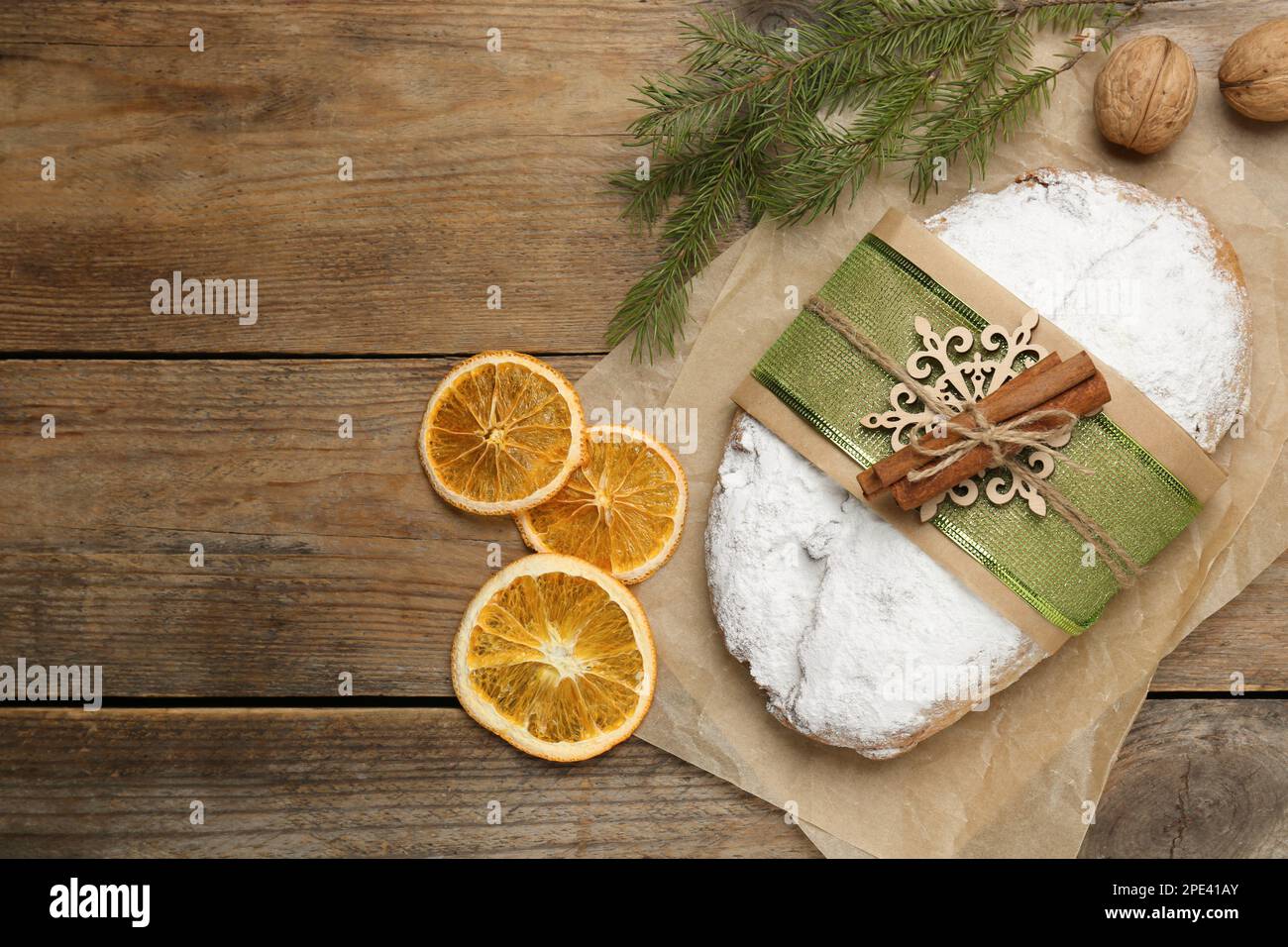 Traditionelles Weihnachtsstollen auf Holztisch, flach liegend. Platz für Text Stockfoto