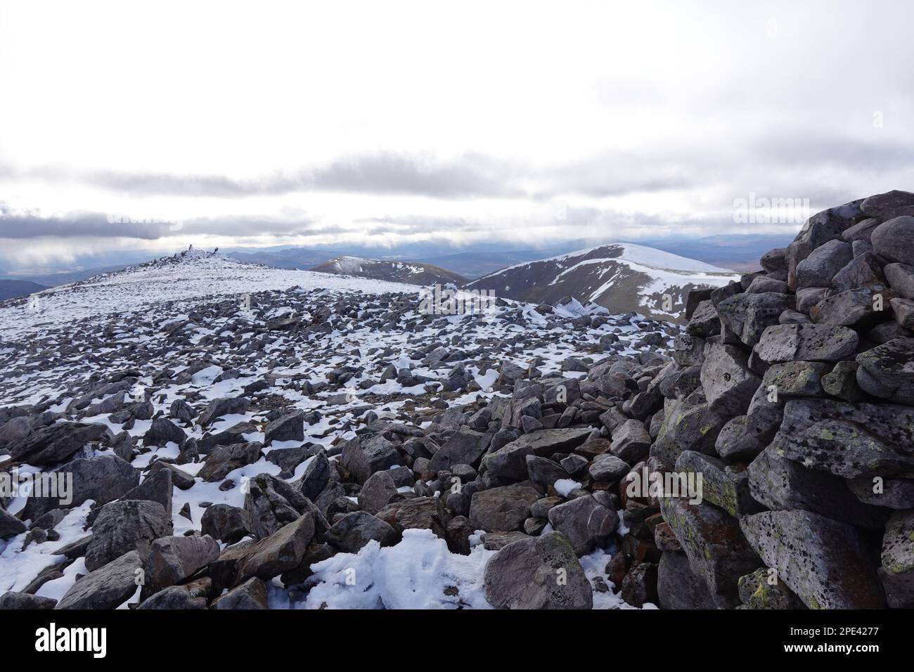 Rückblick auf Munro Braigh Coire Chruinn-Bhalgain, vom Gipfelkairn von Carn nan Gabhar, Beinn a Ghlo Massif, Scottish Highlands Perthshire Stockfoto