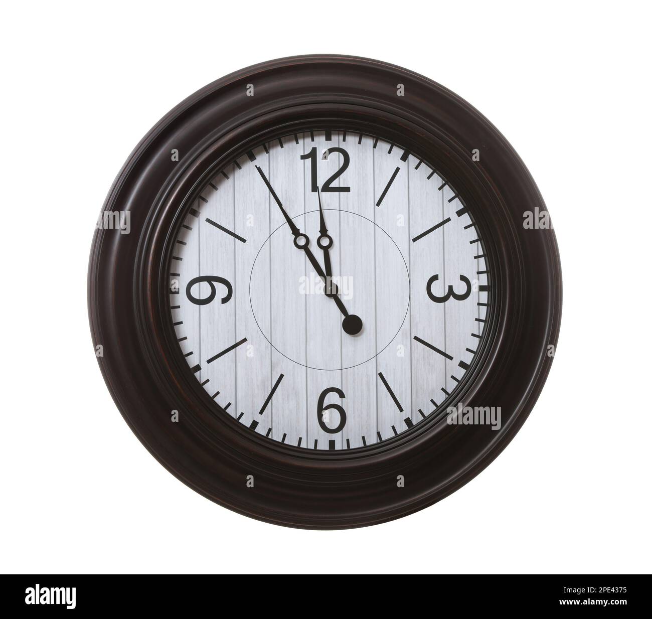 Die elegante Wanduhr zeigt fünf Minuten bis Mitternacht auf weißem Hintergrund an. Der Countdown für das neue Jahr Stockfoto