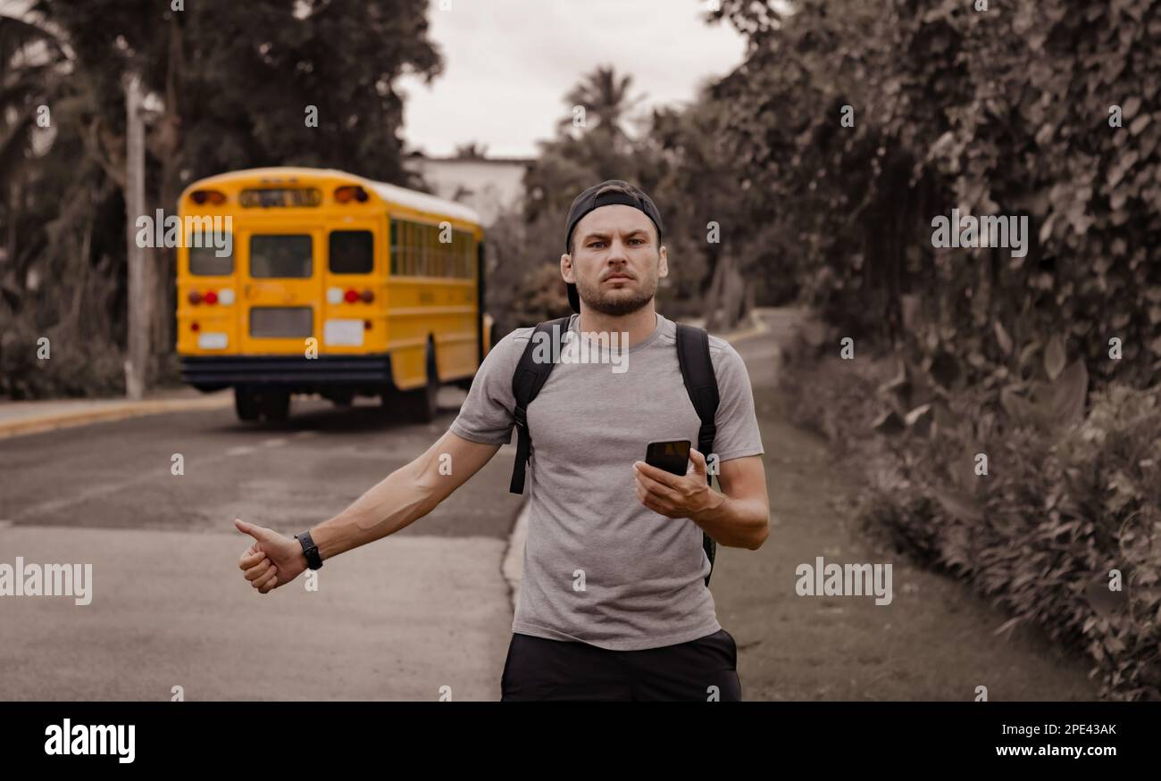 Ein Mann verpasste den Bus und nahm ein Taxi. Stockfoto Ein Mann verpasste den Bus und nahm ein Taxi. Stockfoto