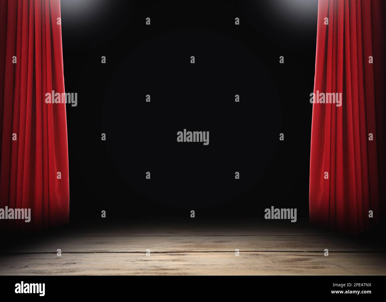 Leere Holzbühne und offene rote Vorhänge Stockfoto