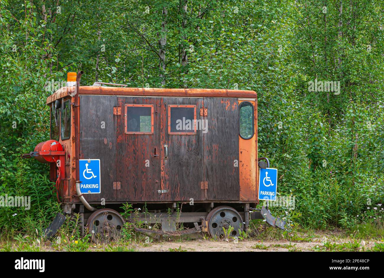 Fox, Alaska, USA - 26. Juli 2011: Eldorado Gold Mine Museum und Park. Er benutzte verlassene und rustikale Kleinarbeiterwagen, um in den Bergbaubetrieb einzutreten Stockfoto