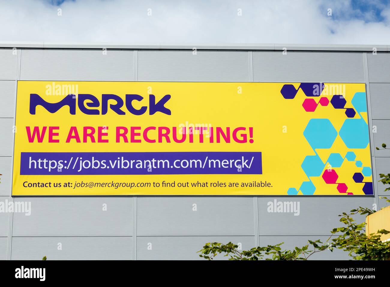 Rekrutierungsschild in der pharmazeutischen Einrichtung von Merck in Irvine, North Ayrshire, Schottland, Großbritannien, Europa Stockfoto