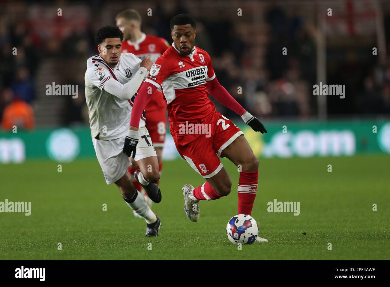 Chuba Akpom von Middlesbrough in Aktion mit Ki-Jana Hoever von Stoke City während des Sky Bet Championship-Spiels zwischen Middlesbrough und Stoke City im Riverside Stadium, Middlesbrough am Dienstag, den 14. März 2023. (Foto: Mark Fletcher | MI News) Guthaben: MI News & Sport /Alamy Live News Stockfoto