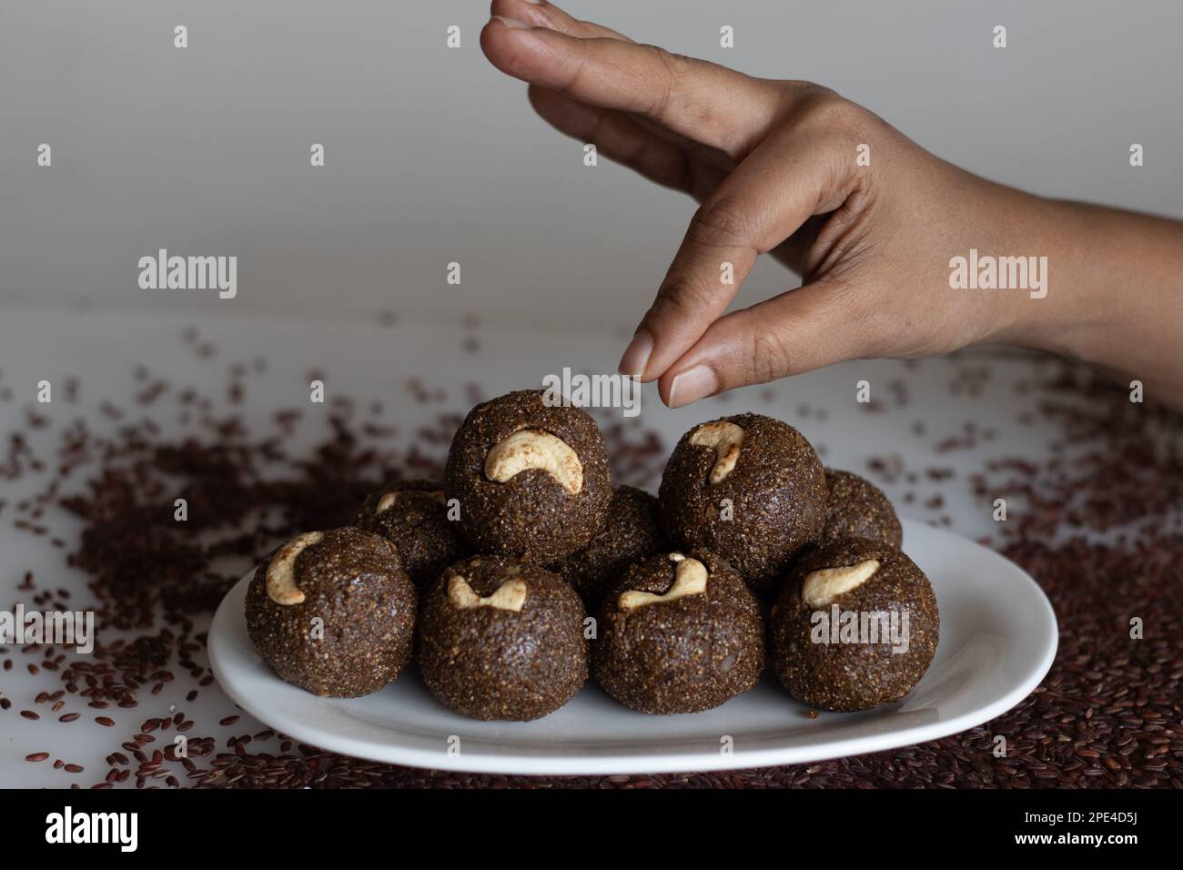 Poongar-Reis-Laddu. Ein gesunder Imbiss oder Ladoo aus poongarem Reis ...