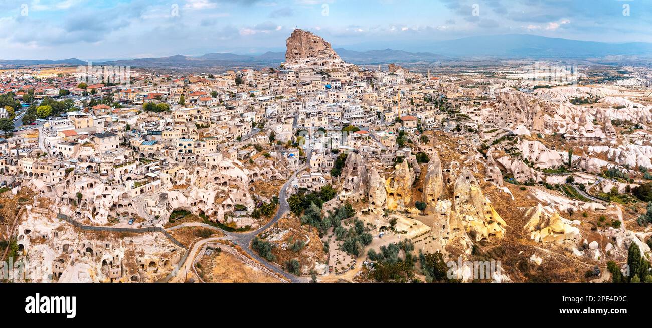 Die geheimnisvolle Landschaft Kappadokiens wird in all ihrer Pracht dargestellt, wenn das Taubental und das Schloss Uchisar zu sehen sind. Stockfoto