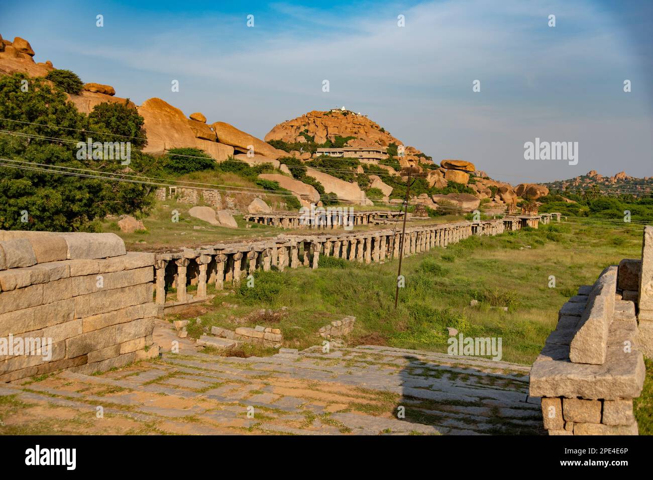 Ruinen des alten Basars vor dem Krishna-Tempel in Hampi. Hampi, die Hauptstadt des Vijayanagar Imperiums, gehört zum UNESCO-Weltkulturerbe. Stockfoto