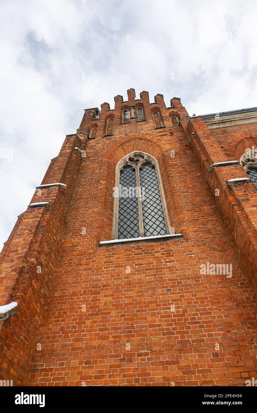 Ein Fragment der Fassade einer historischen neogotischen Kirche. Stockfoto