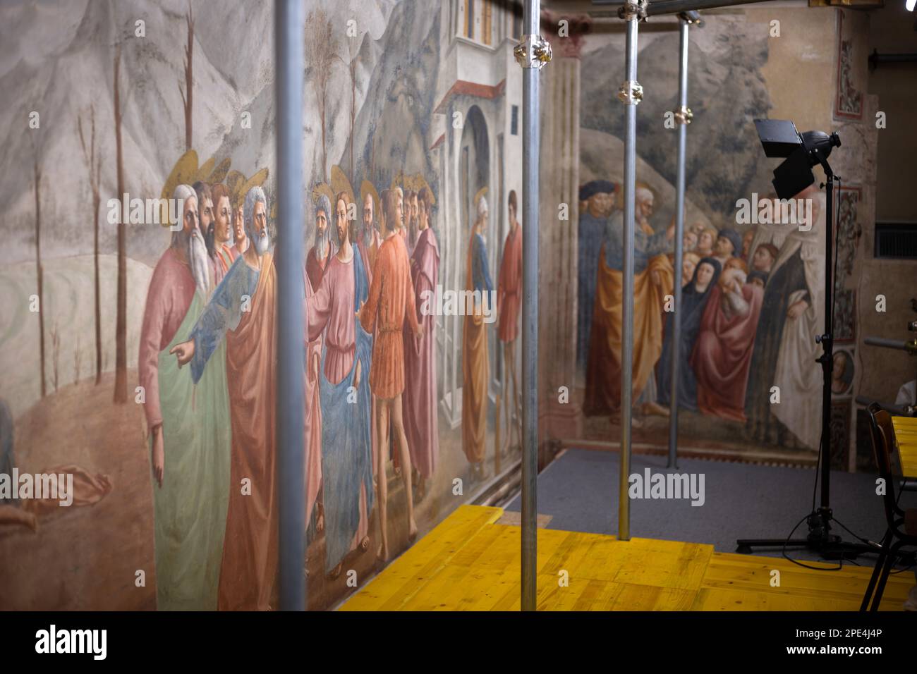 Restaurierungsarbeiten an den berühmten Fresken der Branacci-Kapelle in Florenz im Gange. Kleine, zeitlich begrenzte Führungen erlaubt inmitten des Gerüsts Stockfoto