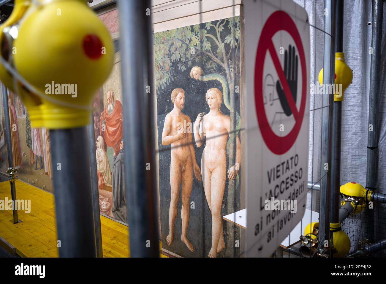 Restaurierungsarbeiten an den berühmten Fresken der Branacci-Kapelle in Florenz im Gange. Kleine, zeitlich begrenzte Führungen erlaubt inmitten des Gerüsts Stockfoto