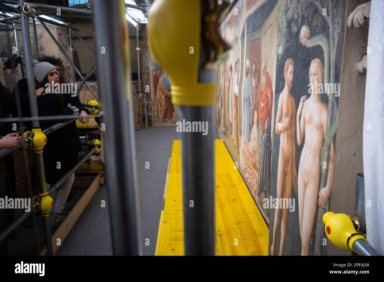 Restaurierungsarbeiten an den berühmten Fresken der Branacci-Kapelle in Florenz im Gange. Kleine, zeitlich begrenzte Führungen erlaubt inmitten des Gerüsts Stockfoto