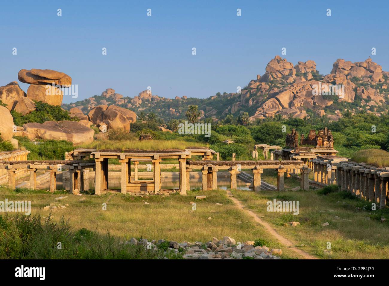 Ruinen des alten Basars und des Pushkarni-Sees vor dem Krishna-Tempel in Hampi. Hampi, die Hauptstadt des Vijayanagar Imperiums, gehört zum UNESCO-Weltkulturerbe si Stockfoto