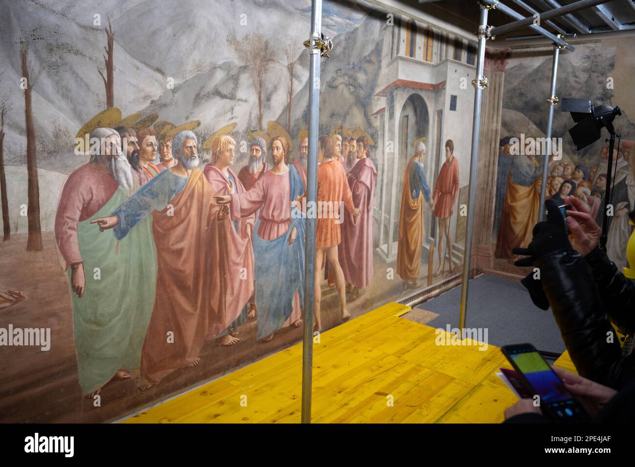 Restaurierungsarbeiten an den berühmten Fresken der Branacci-Kapelle in Florenz im Gange. Kleine, zeitlich begrenzte Führungen erlaubt inmitten des Gerüsts Stockfoto