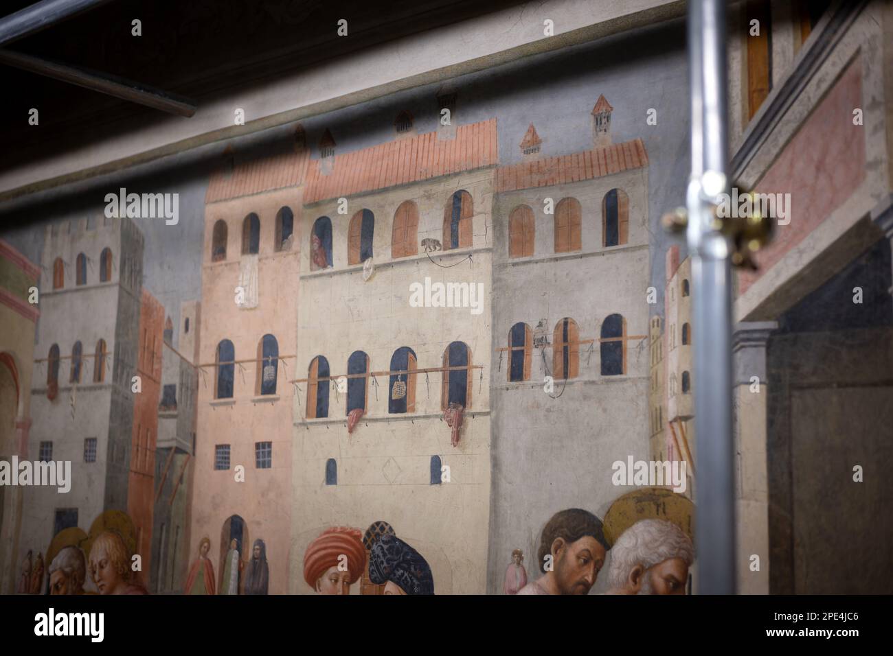 Restaurierungsarbeiten an den berühmten Fresken der Branacci-Kapelle in Florenz im Gange. Kleine, zeitlich begrenzte Führungen erlaubt inmitten des Gerüsts Stockfoto