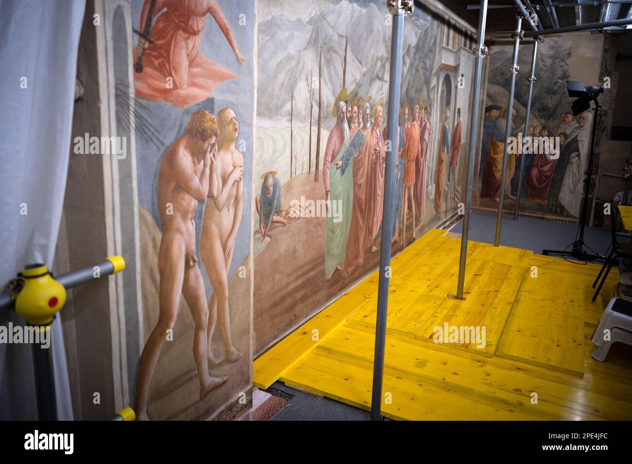 Restaurierungsarbeiten an den berühmten Fresken der Branacci-Kapelle in Florenz im Gange. Kleine, zeitlich begrenzte Führungen erlaubt inmitten des Gerüsts Stockfoto