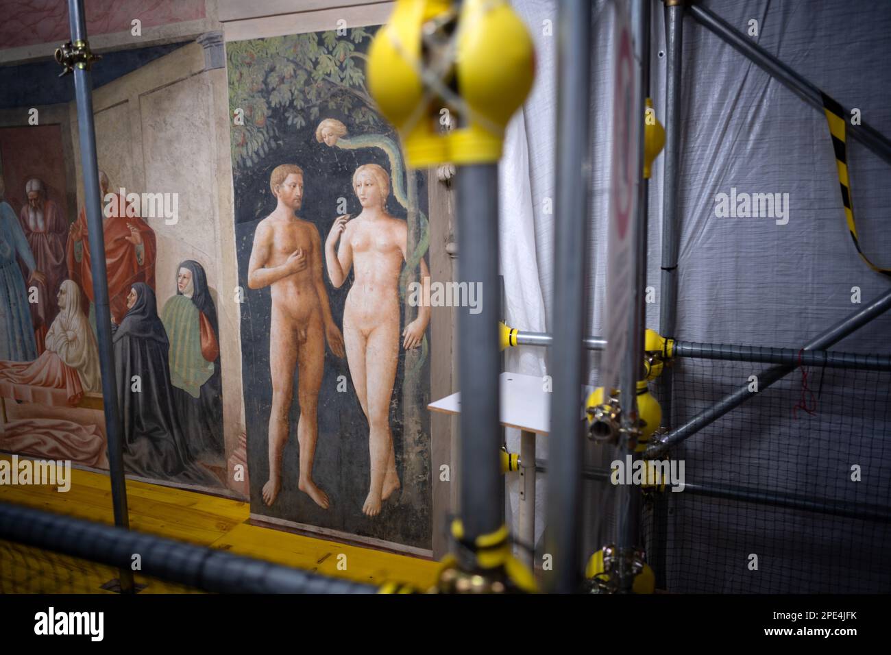 Restaurierungsarbeiten an den berühmten Fresken der Branacci-Kapelle in Florenz im Gange. Kleine, zeitlich begrenzte Führungen erlaubt inmitten des Gerüsts Stockfoto