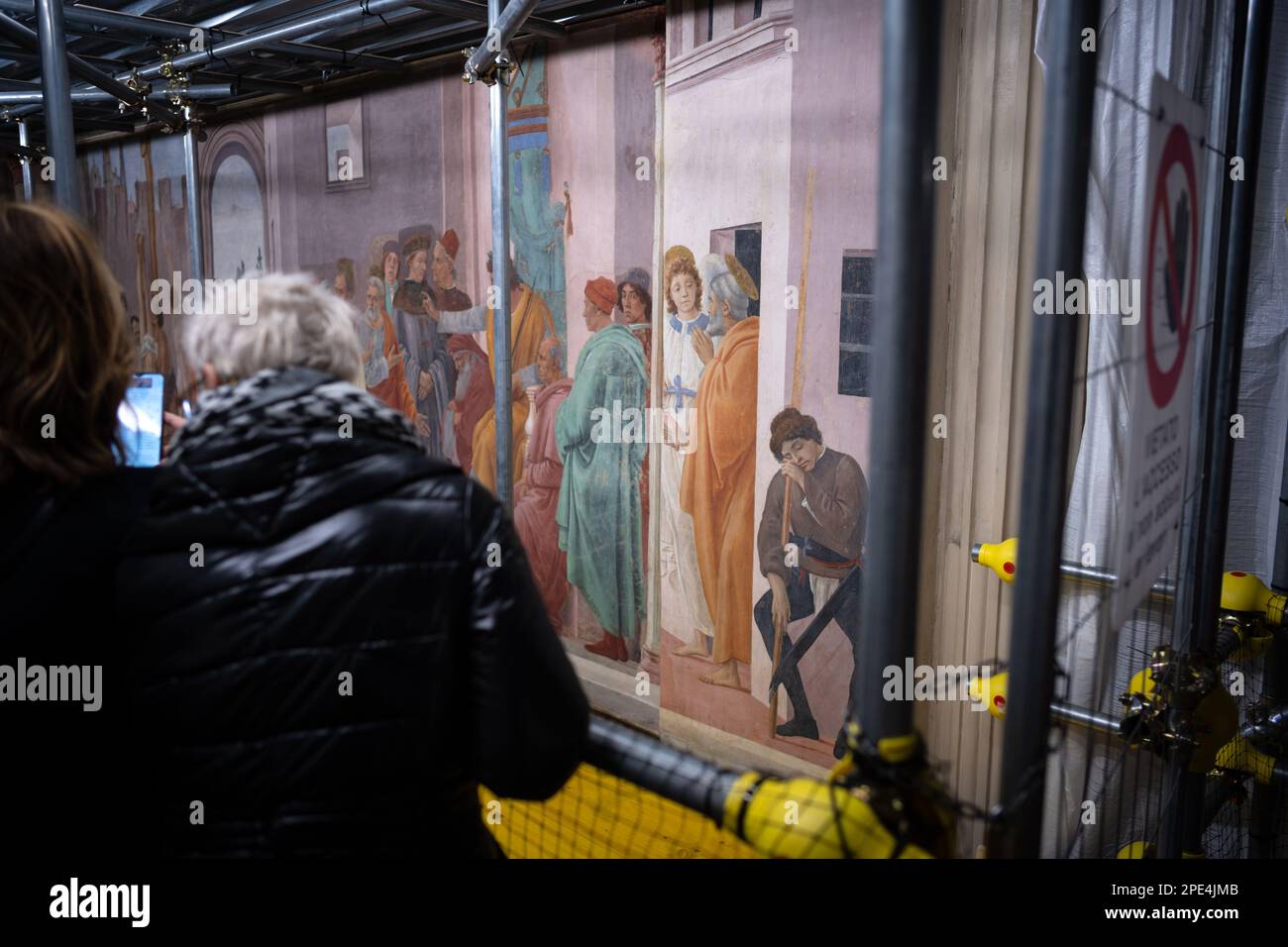 Restaurierungsarbeiten an den berühmten Fresken der Branacci-Kapelle in Florenz im Gange. Kleine, zeitlich begrenzte Führungen erlaubt inmitten des Gerüsts Stockfoto