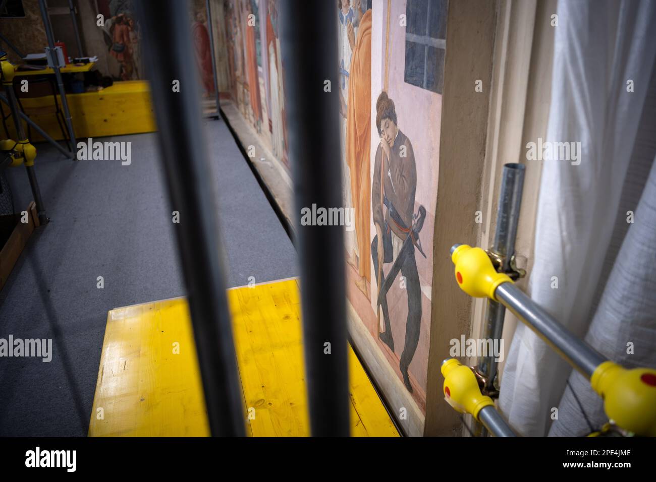 Restaurierungsarbeiten an den berühmten Fresken der Branacci-Kapelle in Florenz im Gange. Kleine, zeitlich begrenzte Führungen erlaubt inmitten des Gerüsts Stockfoto