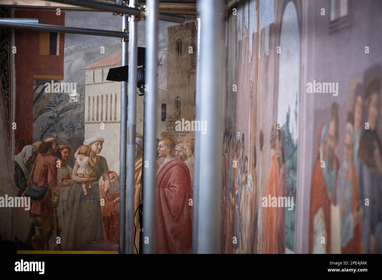 Restaurierungsarbeiten an den berühmten Fresken der Branacci-Kapelle in Florenz im Gange. Kleine, zeitlich begrenzte Führungen erlaubt inmitten des Gerüsts Stockfoto