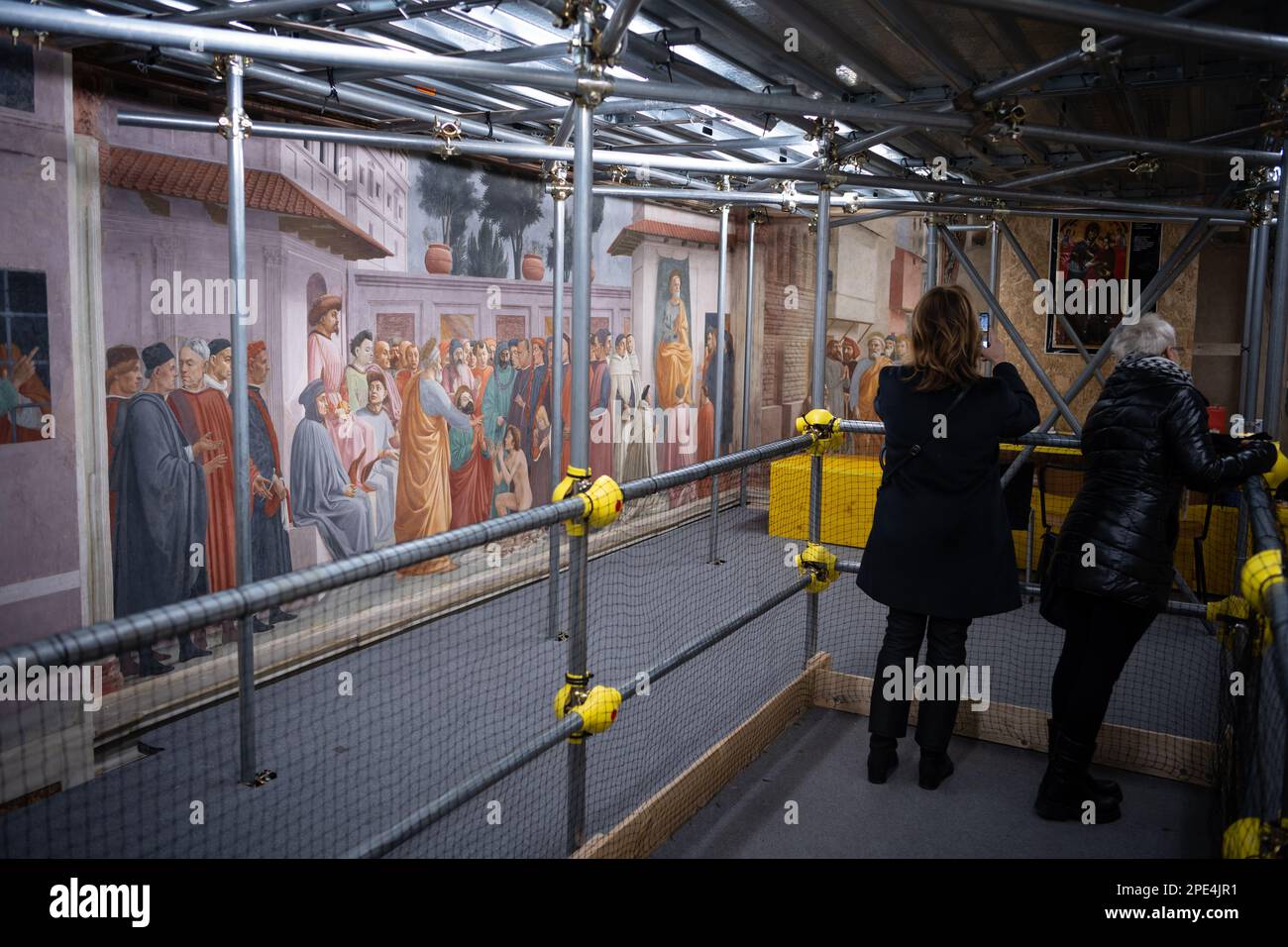 Restaurierungsarbeiten an den berühmten Fresken der Branacci-Kapelle in Florenz im Gange. Kleine, zeitlich begrenzte Führungen erlaubt inmitten des Gerüsts Stockfoto