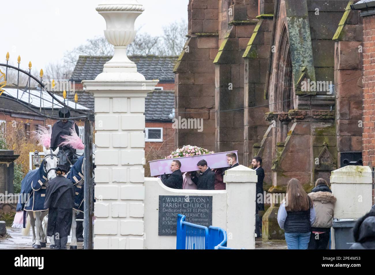 Warrington, Cheshire, Großbritannien - 15. März 2023 - die Beerdigung von Brianna Ghey fand in der St. Elphin's Church in Warrington statt. Die Ermordung von Brianna Ghey fand am 11. Februar 2023 im Culcheth Linear Park, Borough of Warrington, Cheshire, England, statt, wo sie mit mehreren Stichwunden gefunden wurde. Zwei beschuldigte Teenager, ein Junge und ein Mädchen, beide 15 Jahre alt, sind in Polizeigewahrsam. Da Großbritannien keine Selbstausweis hat, kann die transitorische Teenagerin Brianna Ghey nicht als ihr wahres Ich begraben werden und wird nicht die würde der „geliebten Tochter“ auf ihrem Grabstein erhalten. Kredit: John Hopkins/Alamy Live News Stockfoto