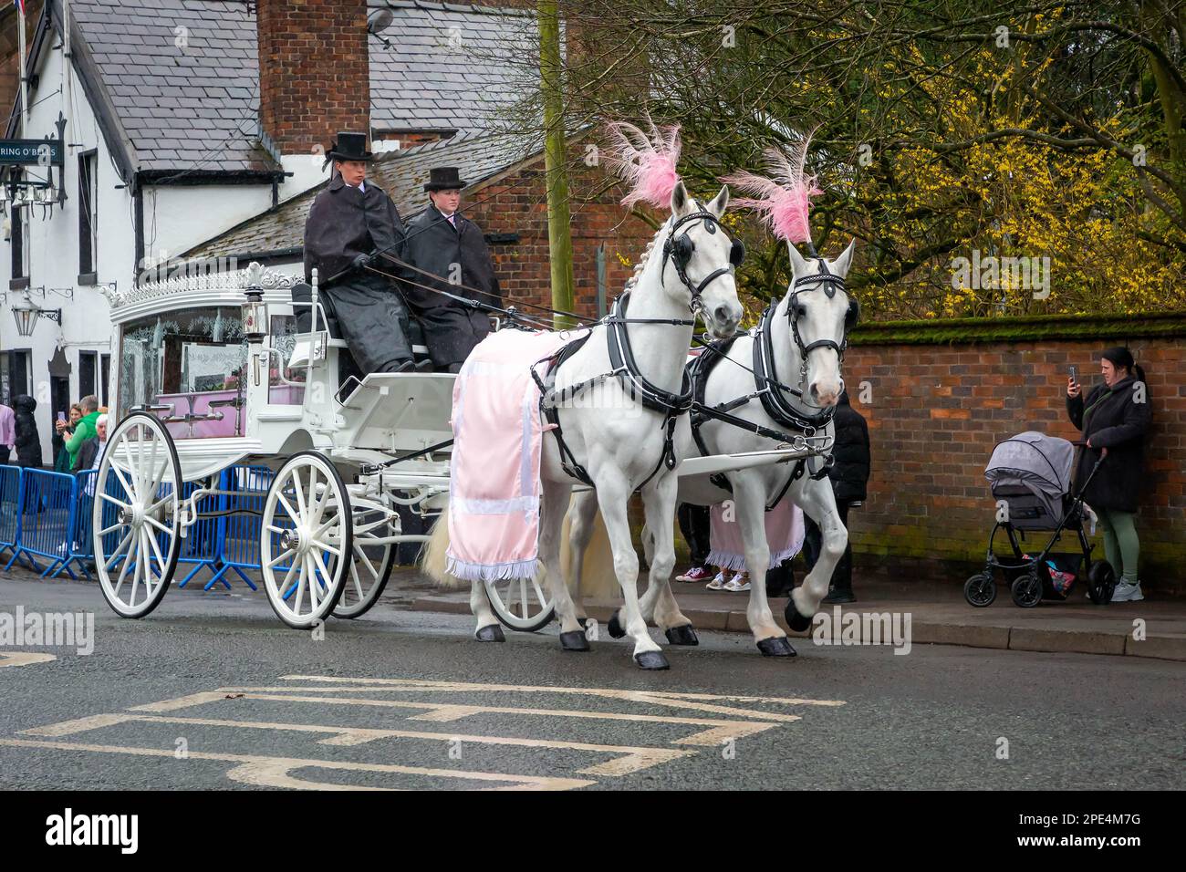 Warrington, Cheshire, Großbritannien - 15. März 2023 - die Beerdigung von Brianna Ghey fand in der St. Elphin's Church in Warrington statt. Die Ermordung von Brianna Ghey fand am 11. Februar 2023 im Culcheth Linear Park, Borough of Warrington, Cheshire, England, statt, wo sie mit mehreren Stichwunden gefunden wurde. Zwei beschuldigte Teenager, ein Junge und ein Mädchen, beide 15 Jahre alt, sind in Polizeigewahrsam. Da Großbritannien keine Selbstausweis hat, kann die transitorische Teenagerin Brianna Ghey nicht als ihr wahres Ich begraben werden und wird nicht die würde der „geliebten Tochter“ auf ihrem Grabstein erhalten. Kredit: John Hopkins/Alamy Live News Stockfoto