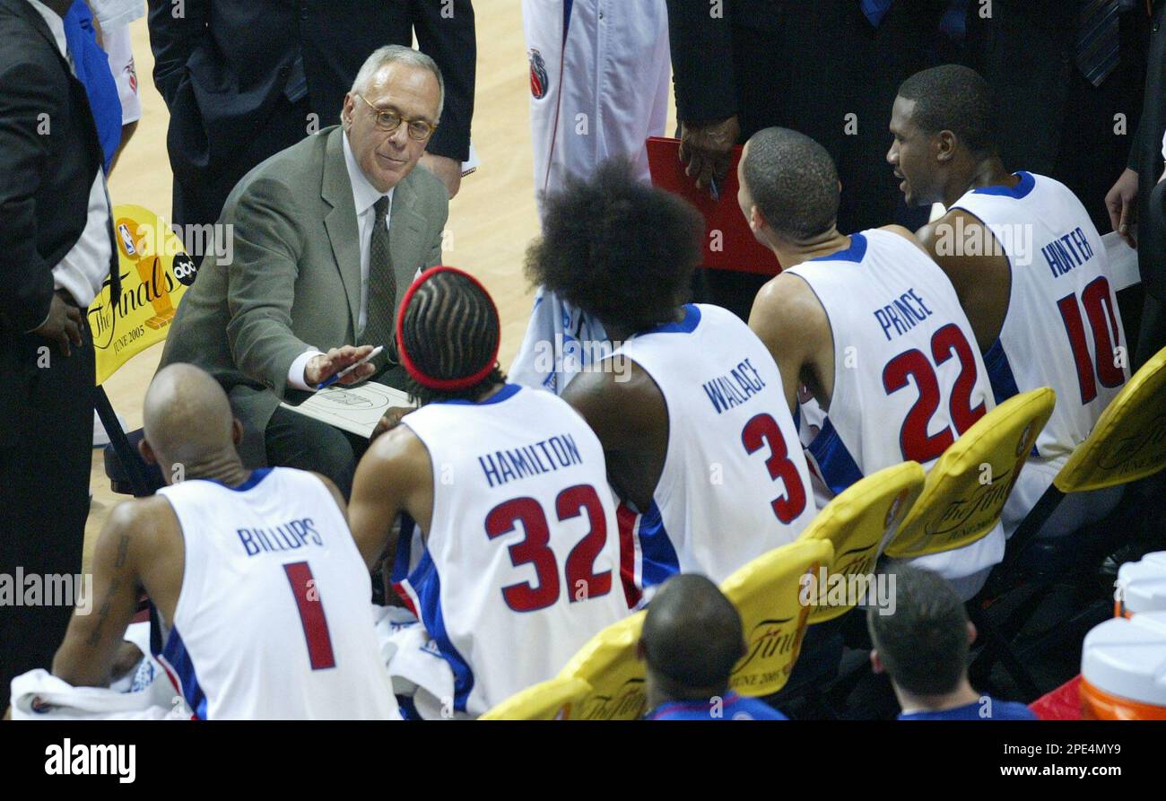 Detroit Pistons head coach Larry Brown talks to his team during a timeout in the third quarter against the Miami Heat in their Eastern Conference Finals at the Palace in Auburn Hills, Mich., Tuesday, May 31, 2005. From left, are guard Chauncey Billups (1), guard Richard Hamilton (32), center Ben Wallace (3), forward Tayshaun Prince (22) and guard Lindsey Hunter. (AP Photo/Al Goldis) Stockfoto