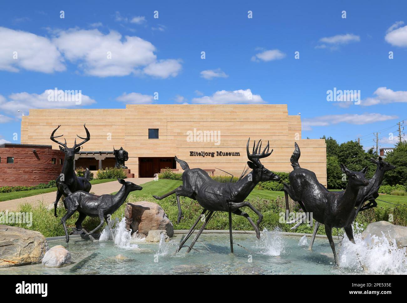 INDIANAPOLIS, INDIANA, USA-SEPTEMBER 08: Hirschskulpturen des Eiteljorg Museum of American Indians and Western Art. September 08,2014 in Indianapolis Stockfoto