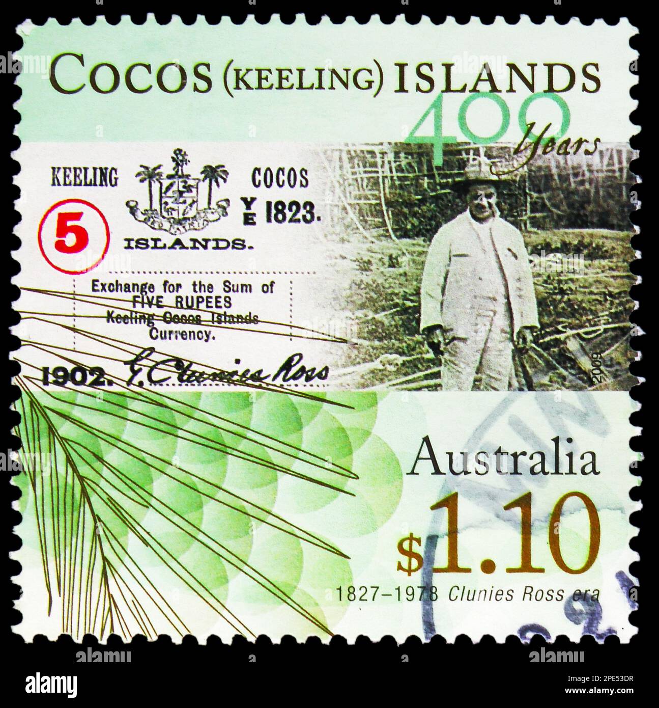 MOSKAU, RUSSLAND - 17. FEBRUAR 2023: Briefmarken gedruckt auf den Cocos (Keeling) Islands zeigt Coconut Labourer, 400. Jubiläum von 1. European Sightin Stockfoto