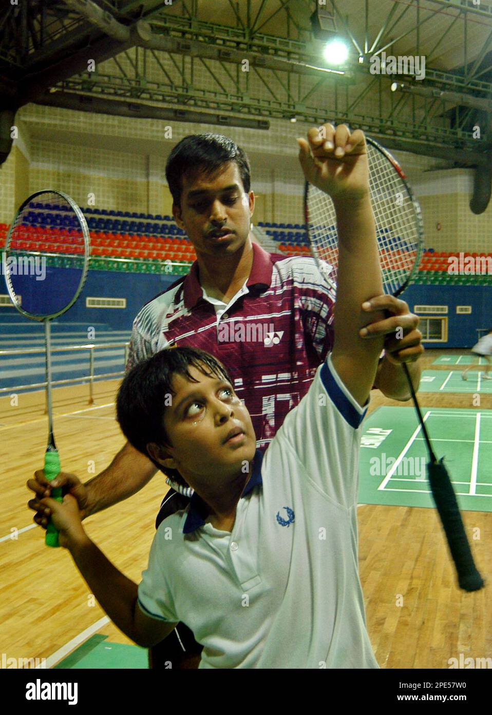 Pullela Gopichand India's badminton player and former All England Champion, back, coaches a student at the Sports Authority of Andhra Pradesh (SAAP) training academy in Hyderabad, India, Wednesday, May 25, 2005. Around 50 girls and boys are taking training under Gopichand. (AP Photo/Mustafa Quraishi) Stockfoto