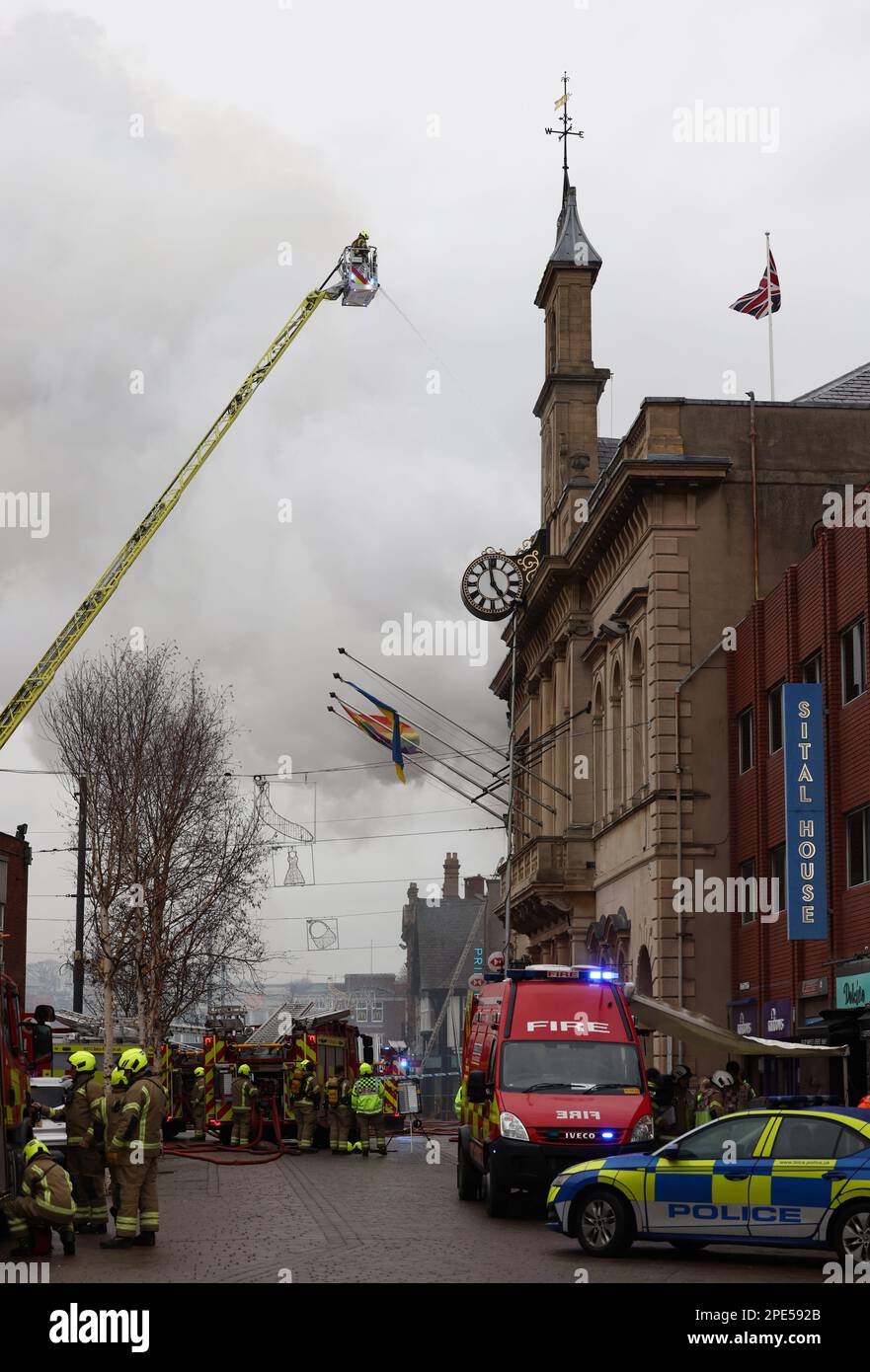 Loughborough, Leicestershire, Großbritannien. 15. März 2023 Feuerwehrleute bekämpfen einen Brand in der HSBC Bank und im Rathaus. Kredit: Darren Staples/Alamy Live News. Stockfoto