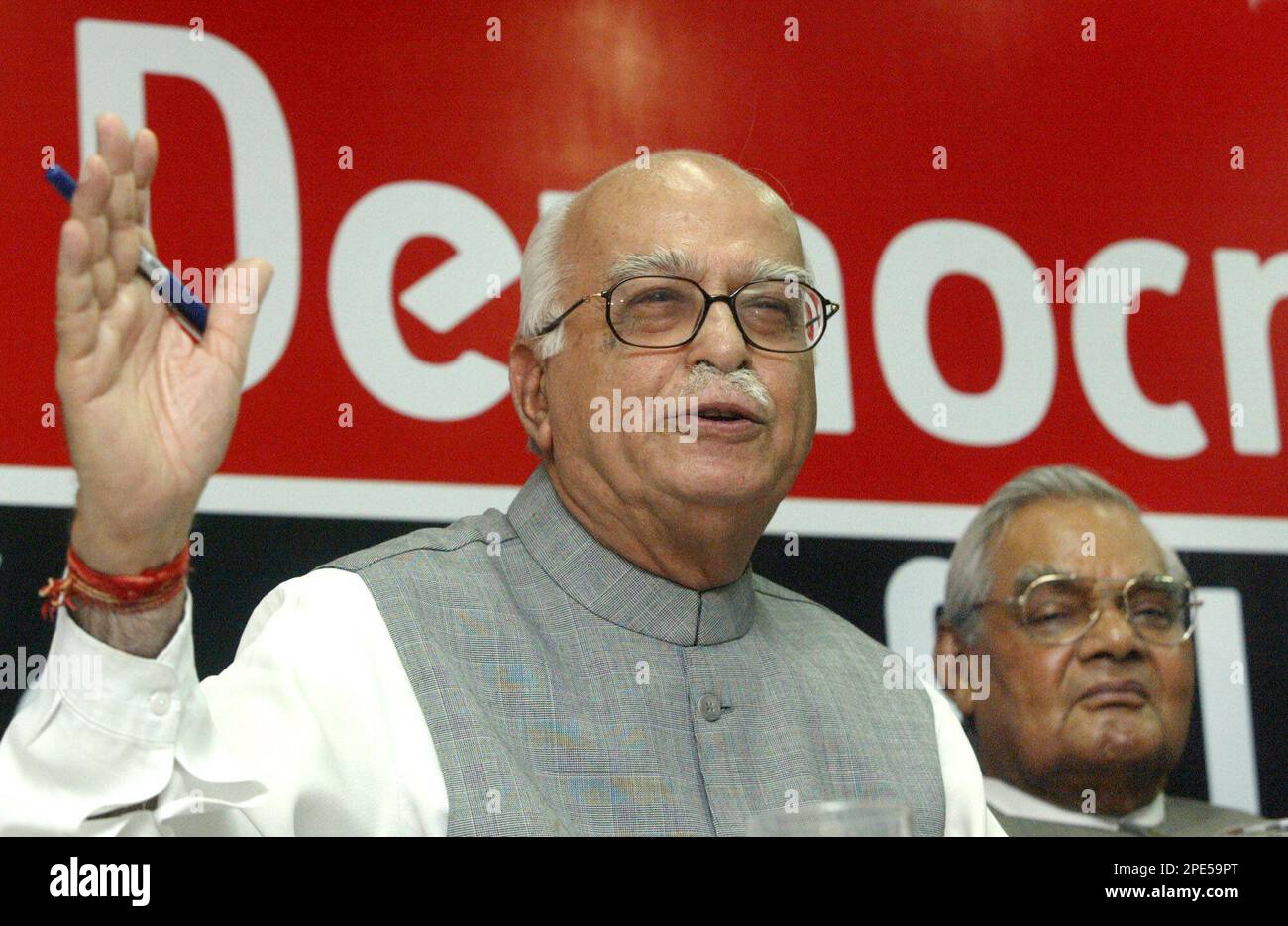 India's main opposition National Democratic Alliance leaders L.K. Advani, left, speaks as Atal Bihari Vajpayee looks on after the release of a report on what their party alleges as one year of non-performance of the ruling United Progressive Alliance, at a press conference in New Delhi, India, Tuesday, May 24, 2005. (AP Photo/Gurinder Osan) Stockfoto