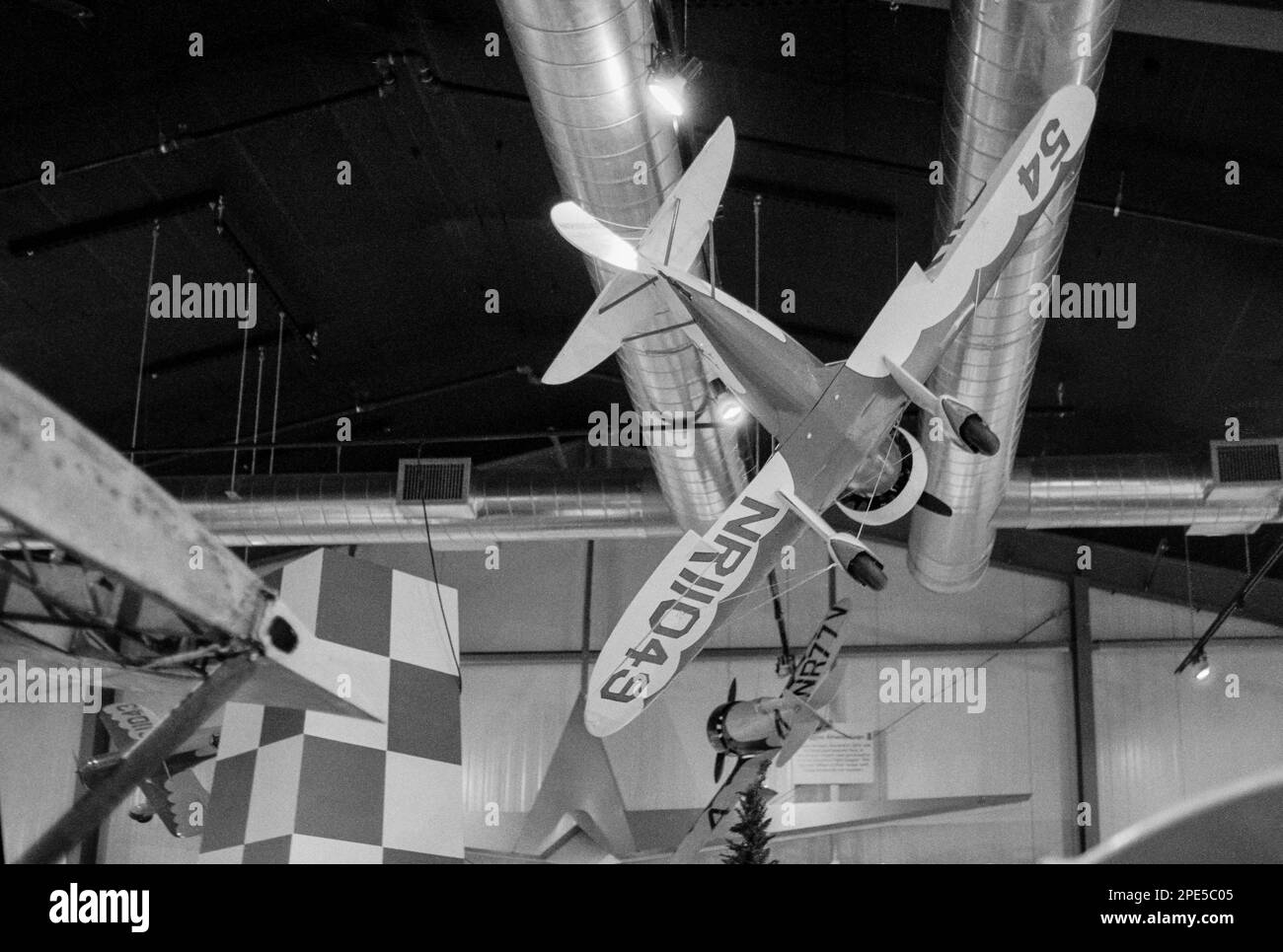 Im Aviation Museum of New Hampshire hängen Papier- und Holzmodelle alter Doppeldecker in einem Hundekampf an der Decke. Londonderry, New Hampshire. Die Stockfoto