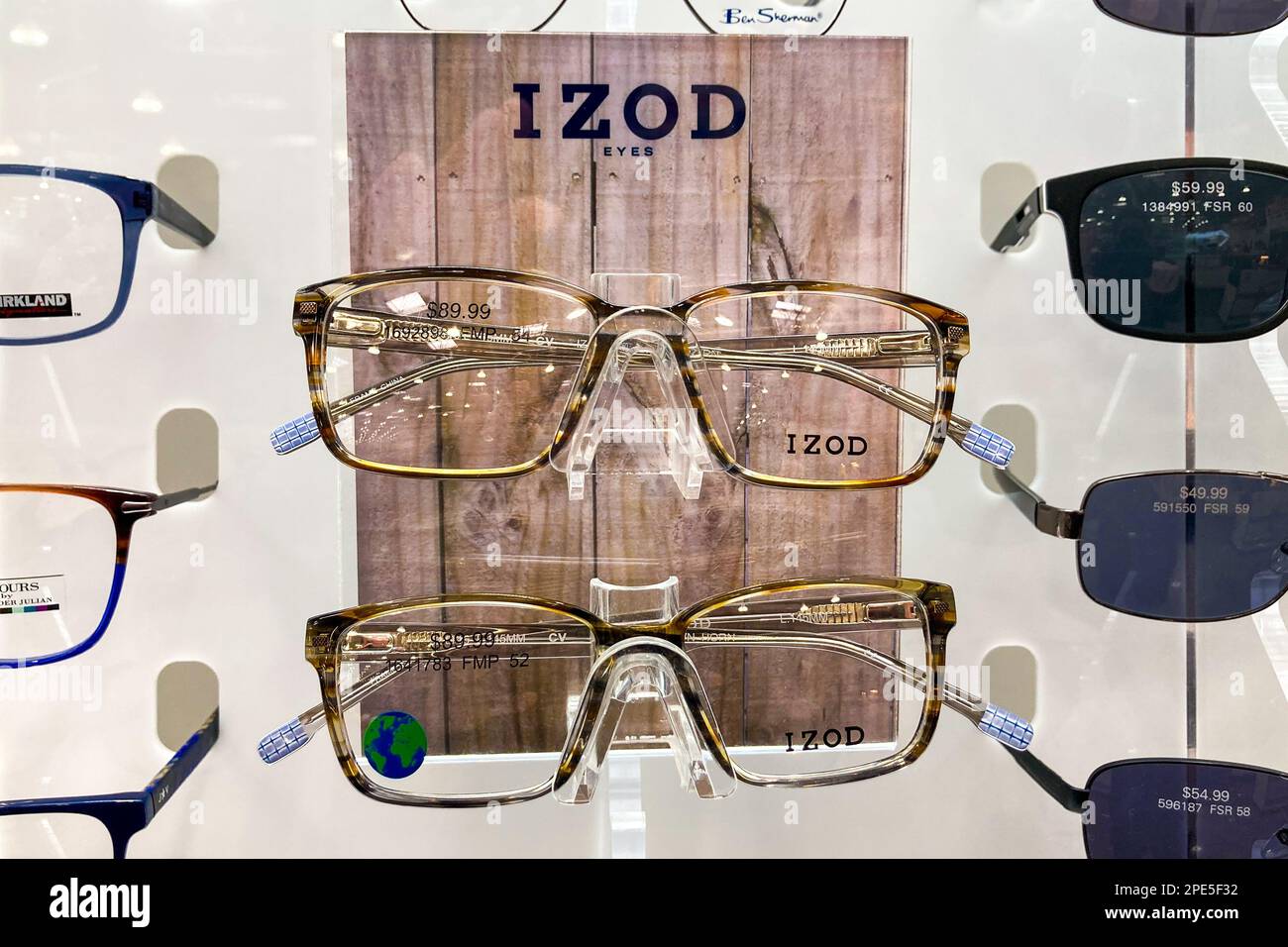 ST. PAUL, MN, USA - 6. FEBRUAR 2023: Izod Brillen zeigen Nahaufnahme und Markenlogo. Stockfoto