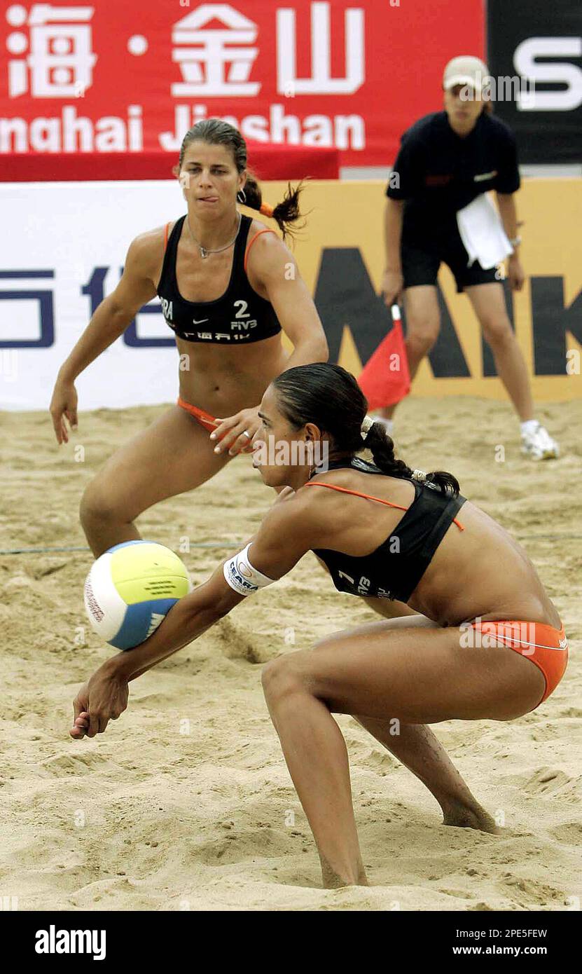 Brazil's Juliana Felisberta Silva, forward, tries to receives the ball as her partner Larissa Franca, back, watches during the women's championship match against Shelda Bede/Adriana Behar pair of Brazil at China Shanghai Jinshan Open beach volleyball tournament Saturday May 21, 2005 in Jinshan District in Shanghai, China. Silva/Franca pair beat Bede/Behar pair of Brazil 21-15, 21-18. (AP Photo/Eugene Hoshiko) Stockfoto