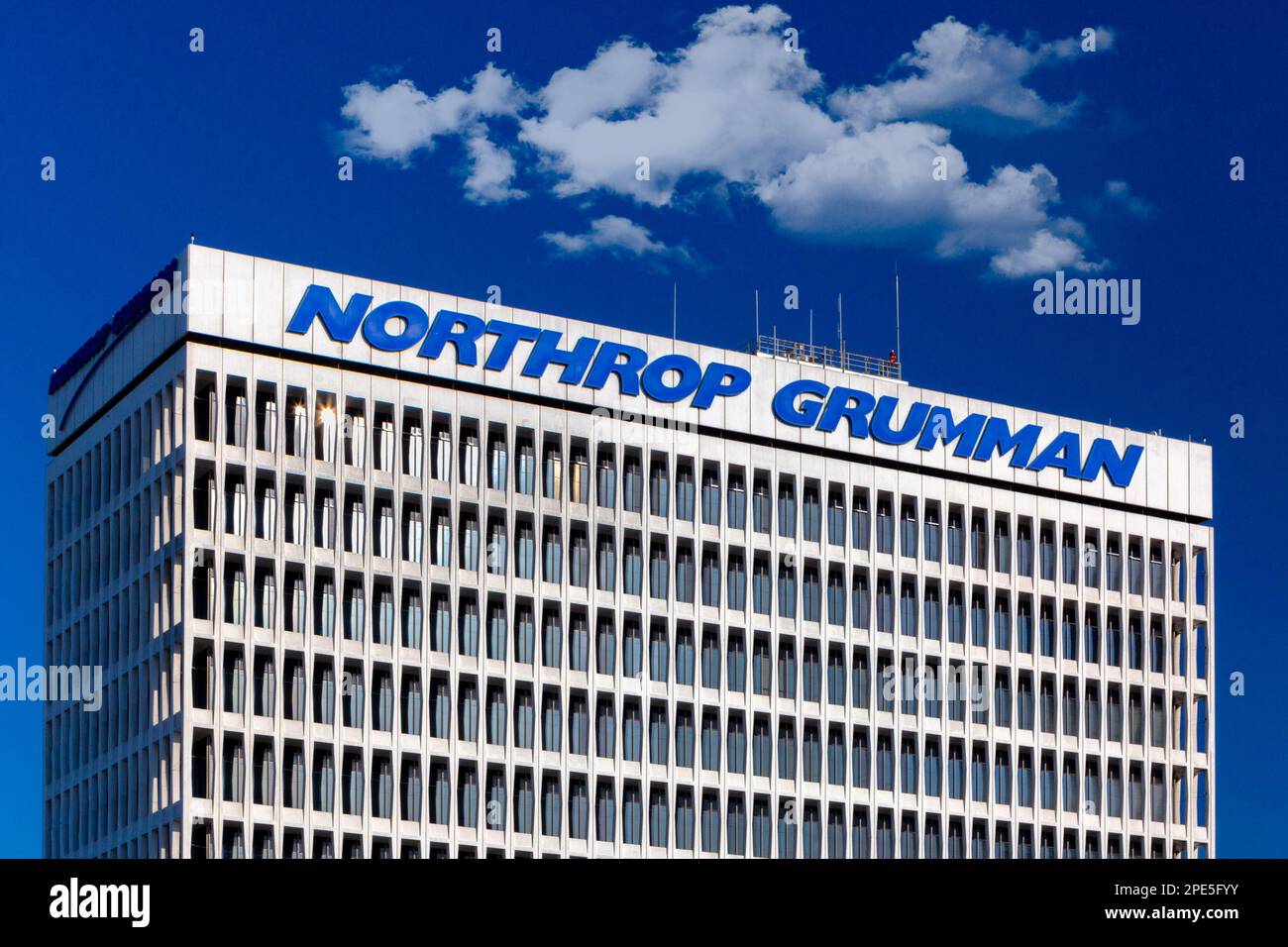 EL SEGUNDO, CA, USA - 13. OKTOBER 2014: Regionale Hauptniederlassung Northrop Grumman und Markenlogo. Stockfoto