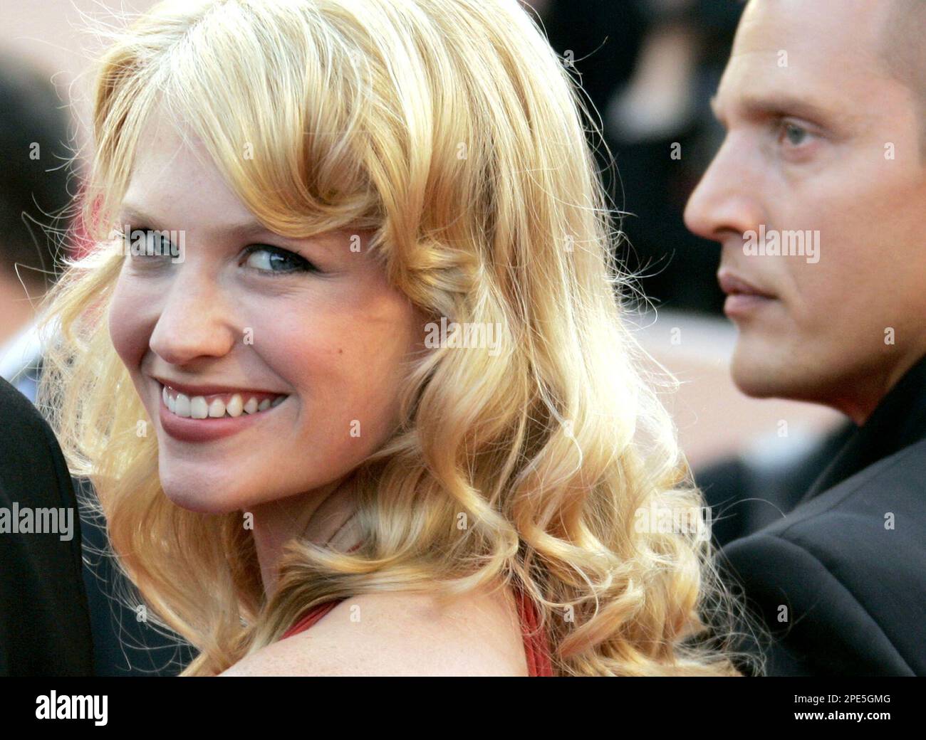 U.S. actress January Jones, left, and Canadian actor Barry Pepper arrive for the screening of U.S. director Tommy Lee Jones' movie "The Three Burials of Melquiades Estrada", shown in competition at the 58th international Cannes film festival in Cannes, southern France, Friday, May 20, 2005. (AP Photo/Laurent Emmanuel) Stockfoto