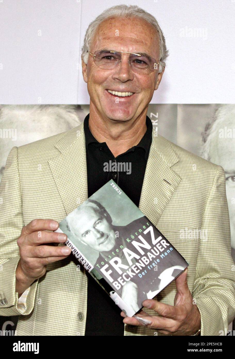 der-ehemalige-weltfussballer-franz-beckenbauer-posiert-zu-beginn-einer