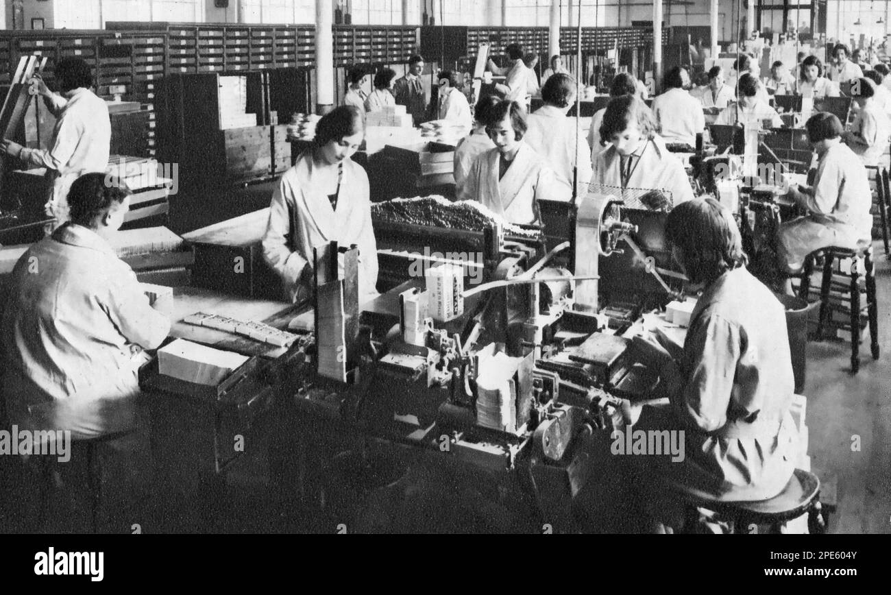 Zigaretten beim W.D. packen & H.O. Testamentsfabrik, c1933. Das Unternehmen wurde 1786 gegründet und erhielt vor 1830 verschiedene Namen, als es „W.D. Und H.O. Wills. Stockfoto