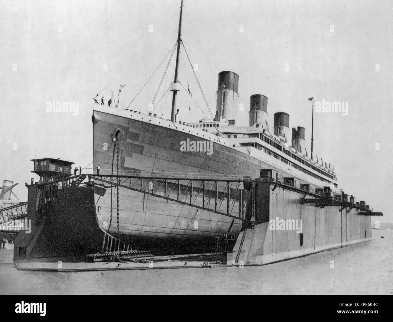 Der White Star Liner RMS Olympic im schwimmenden Trockendock, Southampton, England, c1924. RMS Olympic war ein britischer Ozeandampfer und das führende Schiff des Trios der olympischen Klasse der White Star Line. Im Gegensatz zu ihren kurzlebigen Schwesterschiffen Titanic und Britannic hatte Olympic eine Karriere von 24 Jahren zwischen 1911 und 1935. Stockfoto
