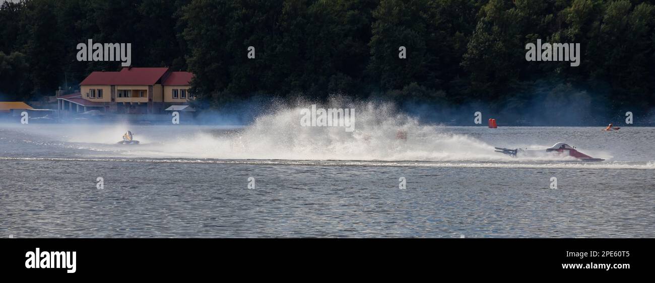 Sport. Motorbootrennen. Geschwindigkeit, Wassersport. Wettkampf auf dem Wasser an einem sonnigen Tag. Stockfoto