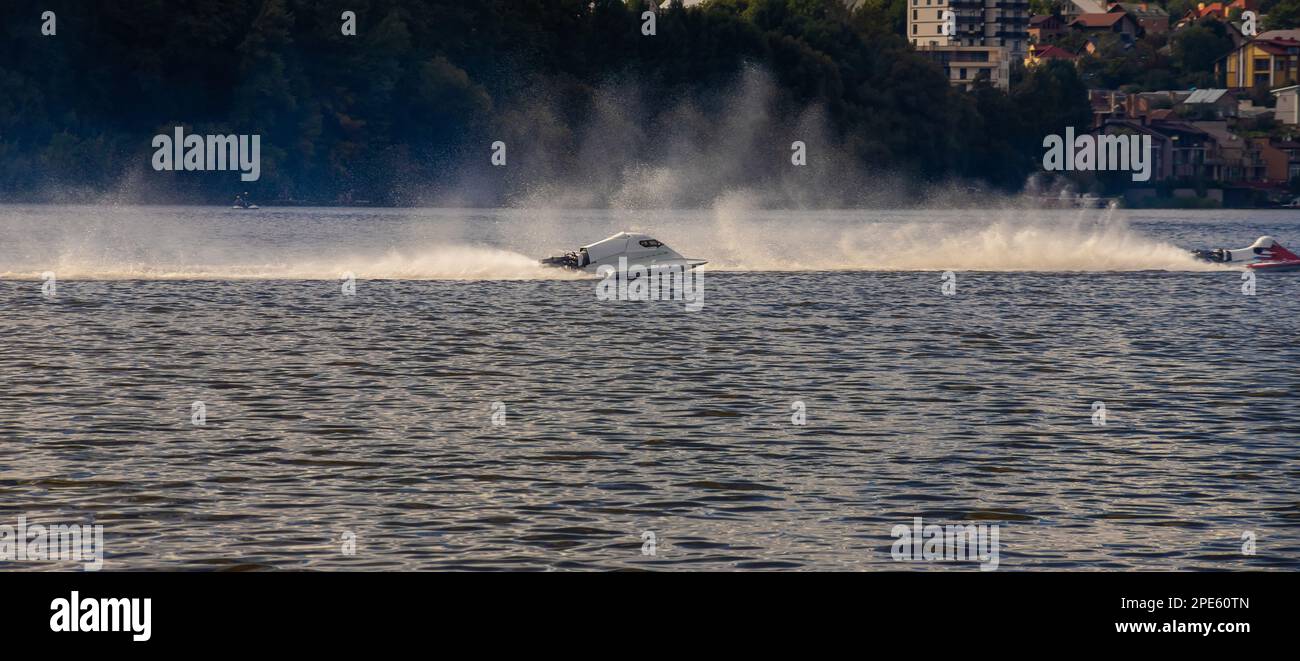 Sport. Motorbootrennen. Geschwindigkeit, Wassersport. Wettkampf auf dem Wasser an einem sonnigen Tag. Stockfoto