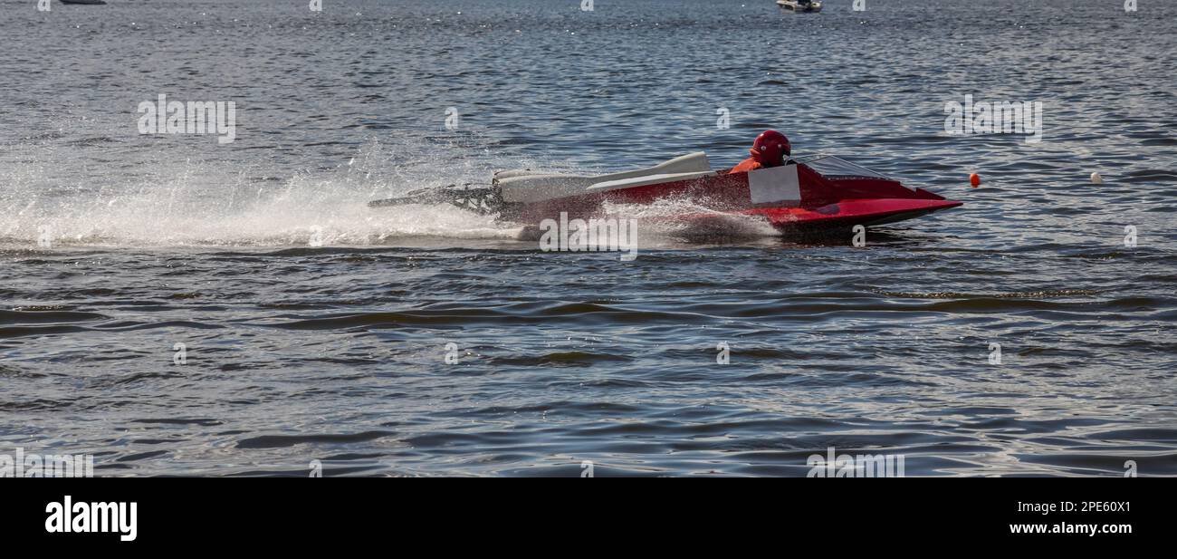 Sport. Motorbootrennen. Geschwindigkeit, Wassersport. Wettkampf auf dem Wasser an einem sonnigen Tag. Stockfoto