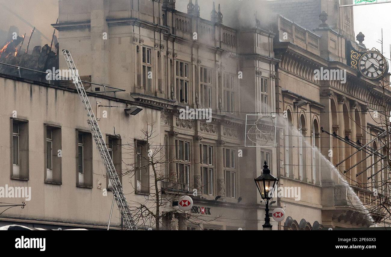 Loughborough, Leicestershire, Großbritannien. 15. März 2023 Feuerwehrleute bekämpfen einen Brand in der HSBC Bank und im Rathaus. Kredit: Darren Staples/Alamy Live News. Stockfoto