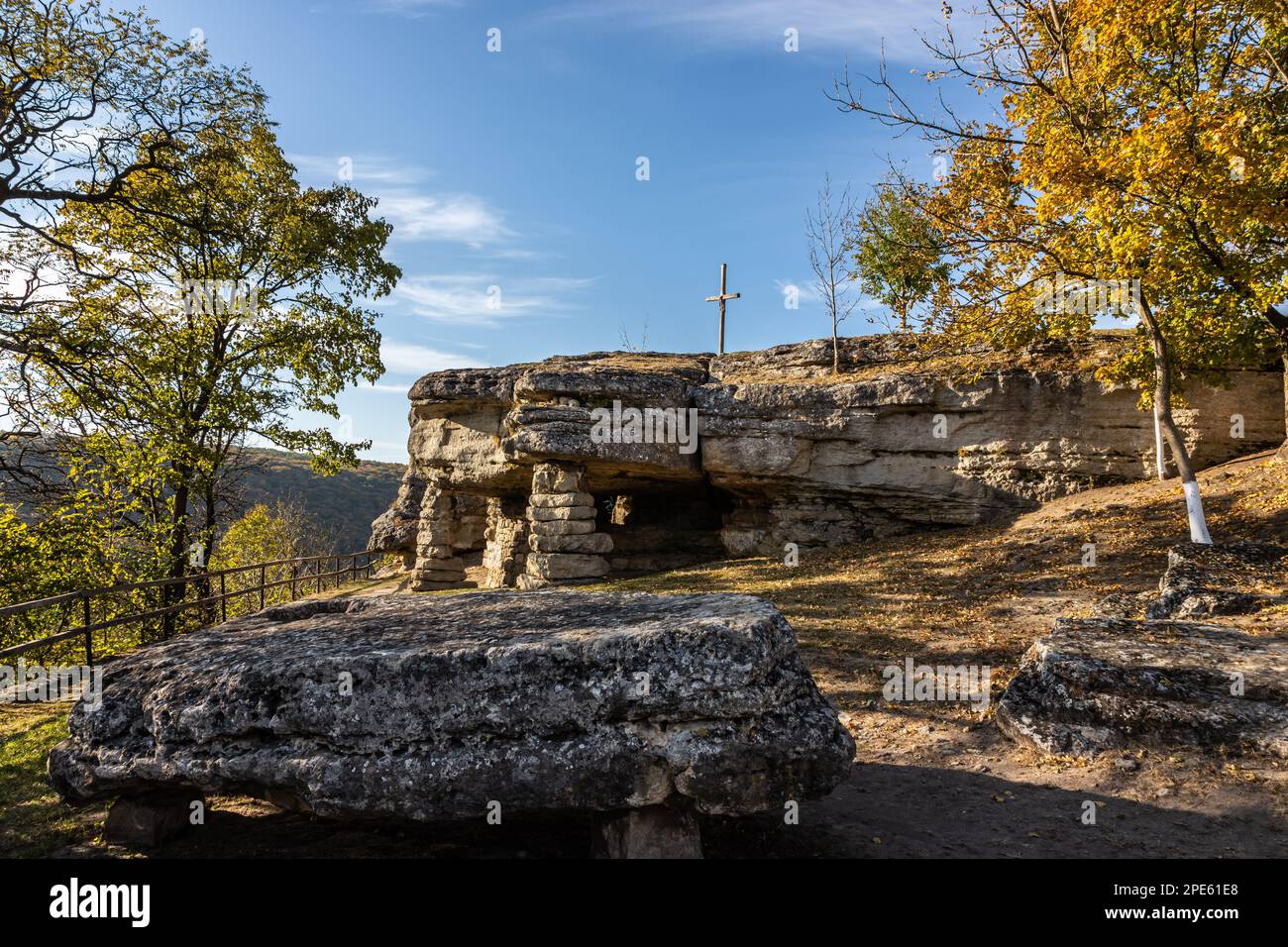 Höhlentempel der vorchristlichen Zeit Pagan IX. Jahrhundert im Dorf Monastyrok Borshchivsky District in der Ukraine. Stockfoto