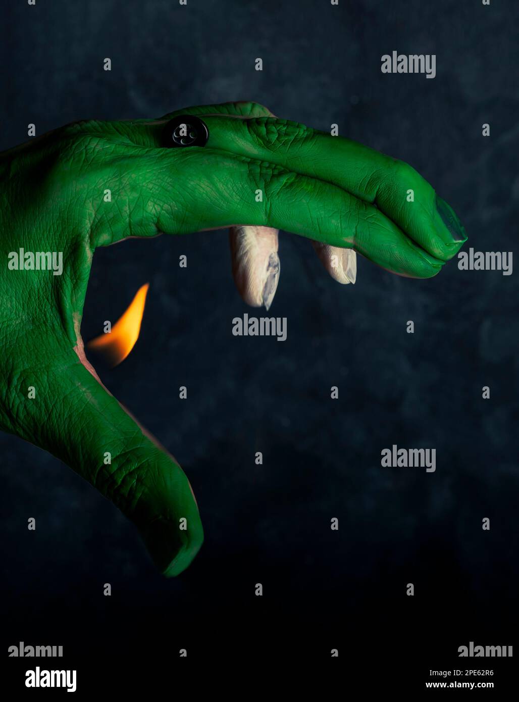 Handgemalt in Grün und Weiß, mit einer Flamme, die herauskommt, und einem Knopf, der einen feuerspeienden Drachen simuliert Stockfoto