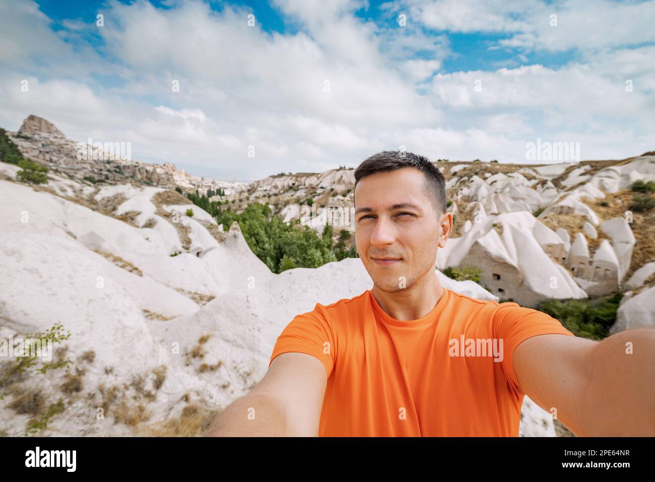 Entdecken Sie die Schönheit von Kappadokien, der Türkei, durch die Linsen eines Reise-Bloggers. Er fängt den Moment mit einem atemberaubenden Selfie vor dem legendären l ein Stockfoto