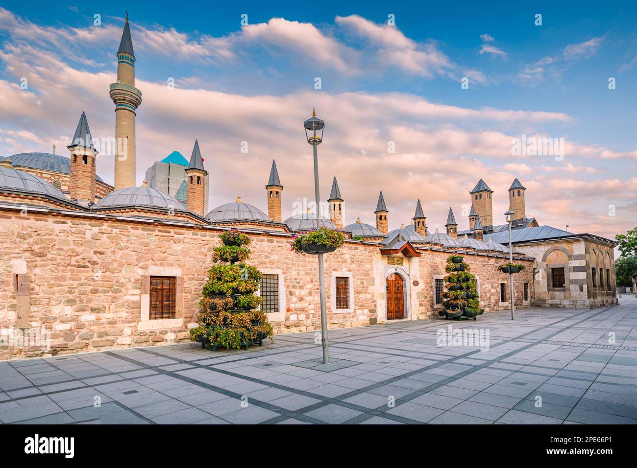 13. September 2022, Konya, Turkiye: Eingang zum Mevlana-Museum - berühmte türkische Derwische religiöse Kultur Stockfoto